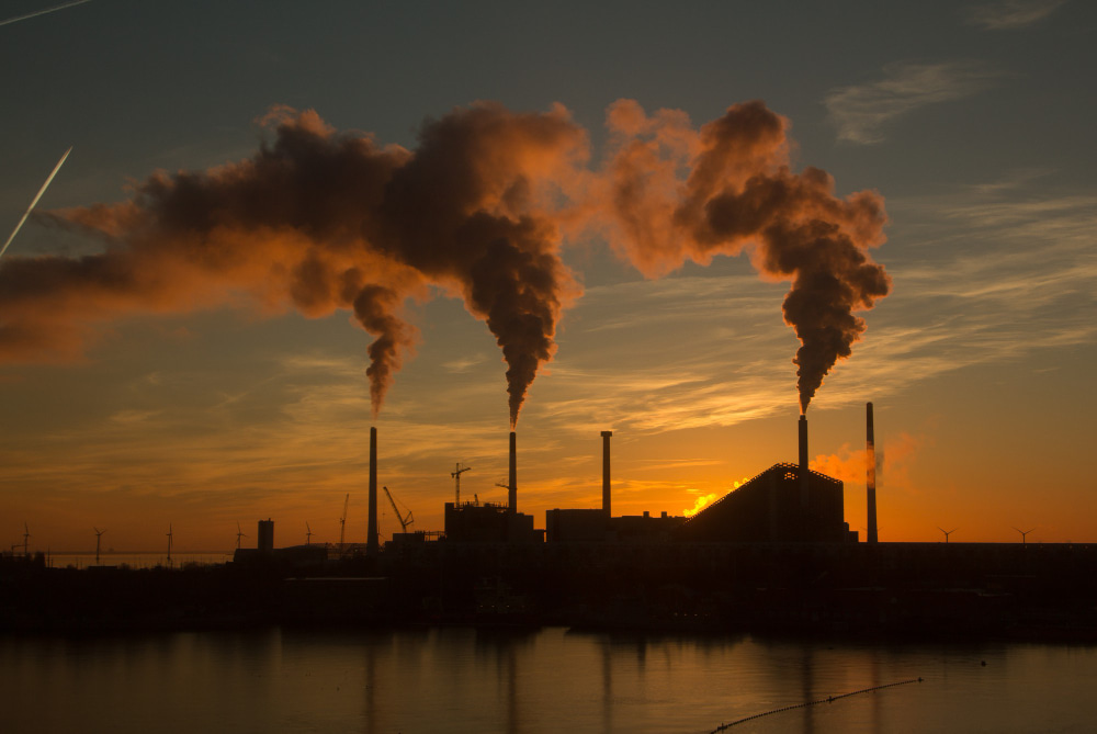 Vista de una planta metalúrgica con humo contaminante