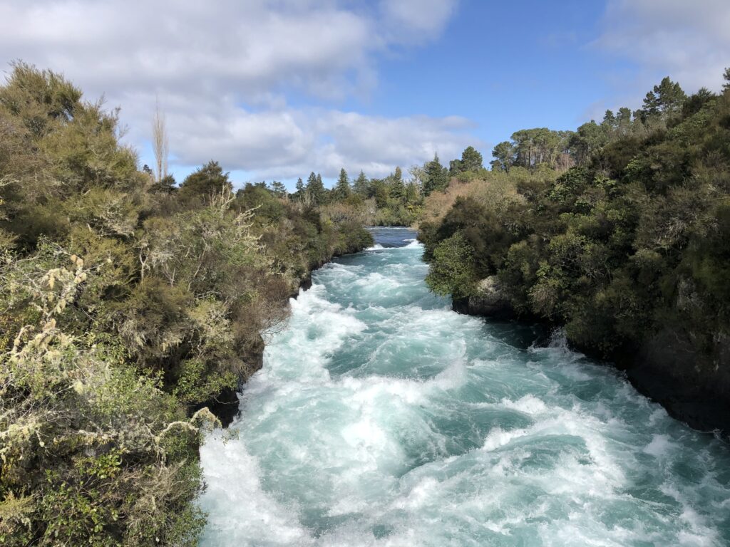 Caudaloso río de aguas turquesas entre vegetación densa, representando los recursos hídricos vulnerables de la Patagonia ante el cambio climático.