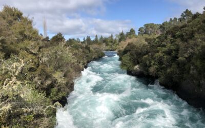 Caudaloso río de aguas turquesas entre vegetación densa, representando los recursos hídricos vulnerables de la Patagonia ante el cambio climático.